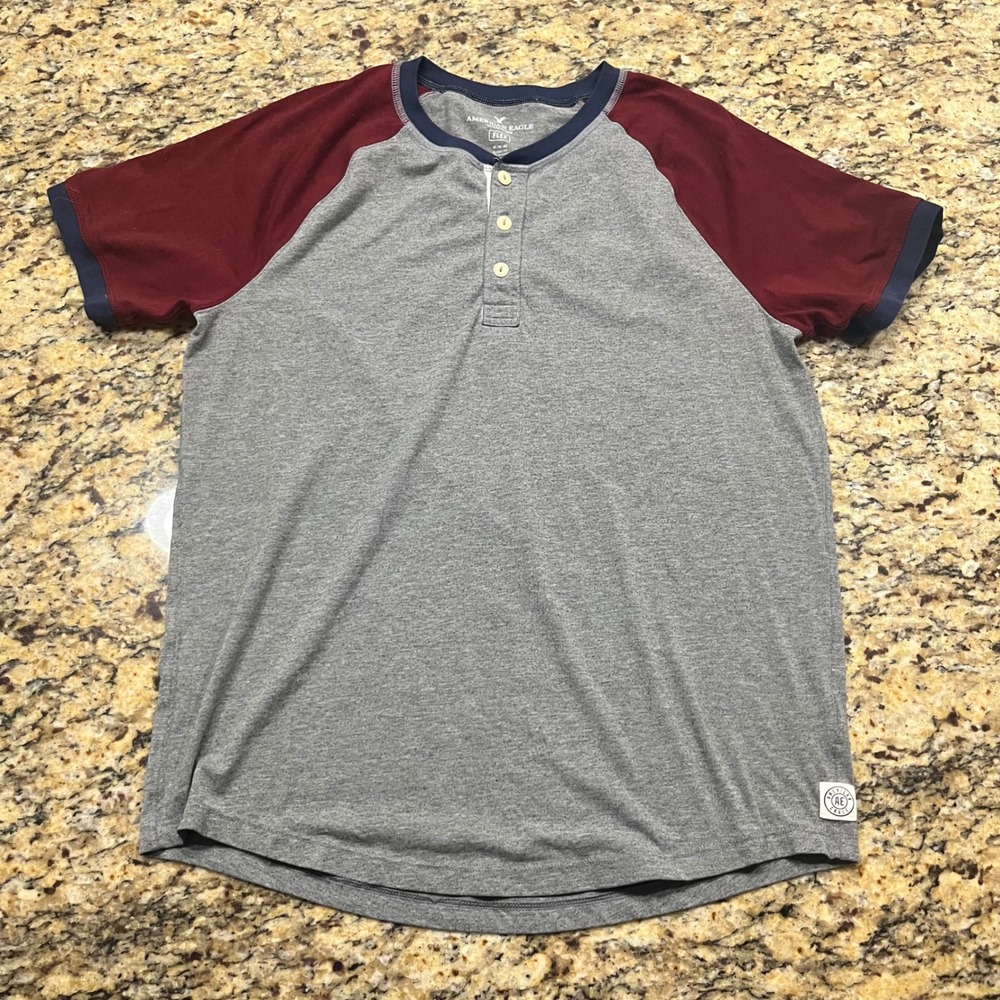 American Eagle Flex Henley Shirt Mens Medium Gray Burgundy Raglan Colorblock Tee